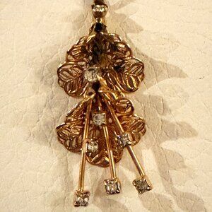 UNIQUE VINTAGE GOLD TONE W CLEAR RHINESTONE FLORAL PENDANT